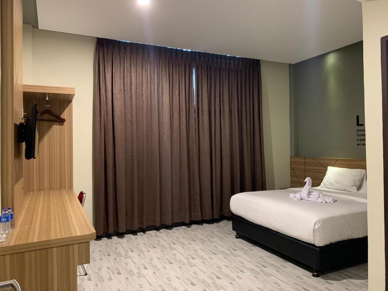 Bless Hotels Sintang Exteriör bild